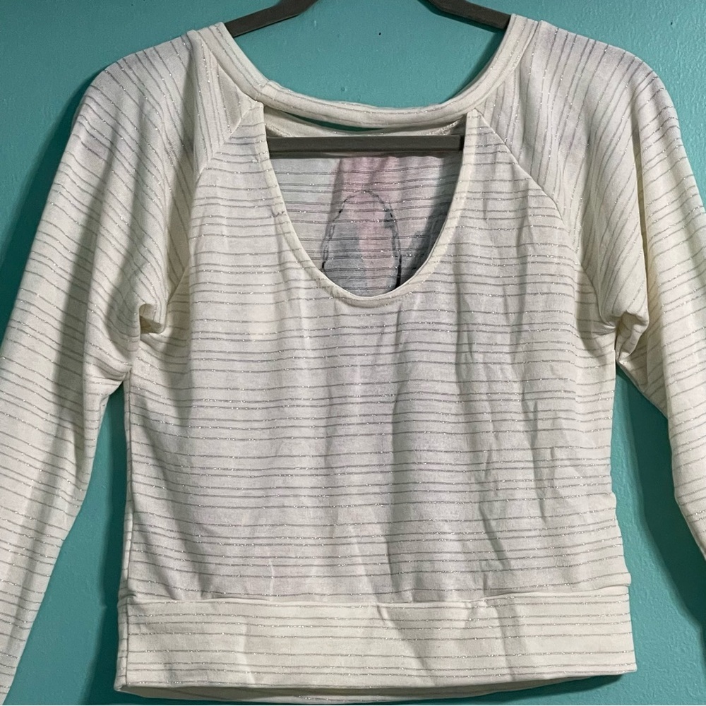 Charlotte Russe top NWT sizeS cream and silver stripe w/flower motif long sleeve - Picture 3 of 9